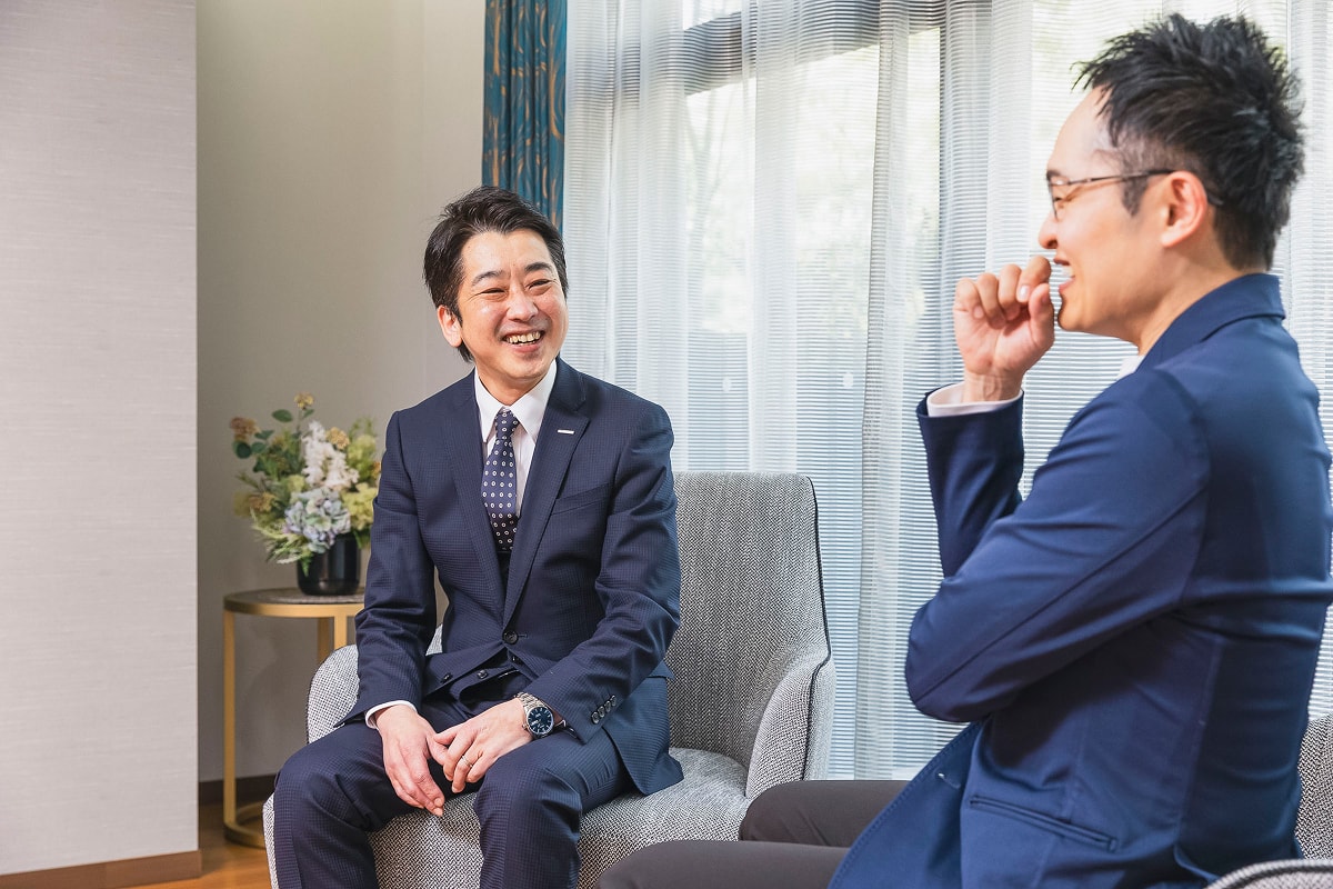 斉藤さんと小菅が話している様子