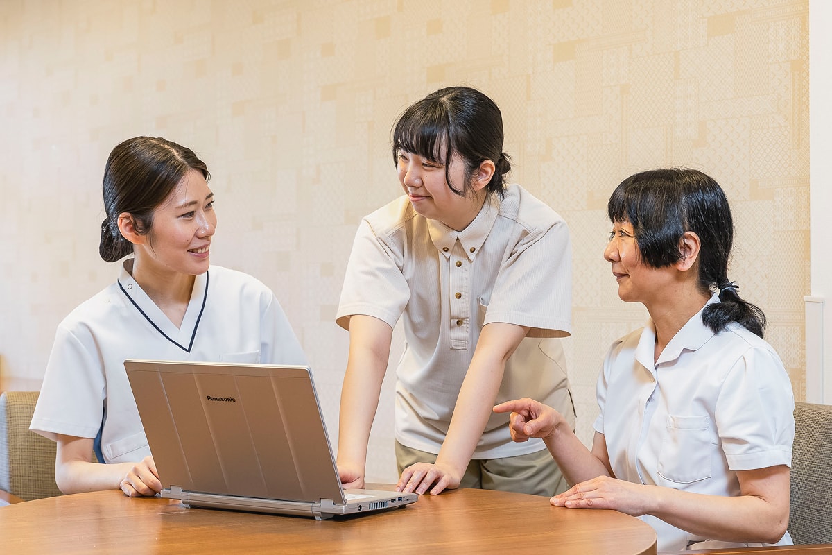 スタッフのチームがケアの気づきを共有している様子
